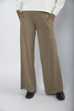 Calça Feminina Em Malha E Bolsos Nas Laterais - Imagem 9