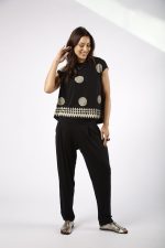 Blusa Com Manga Curta Flórida - Preto - Imagem 2