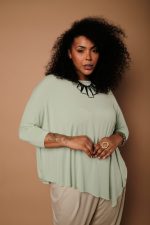 Blusa Feminina Em Malha Gola Canoa - Imagem 4