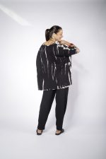 Blusa Feminina em Malha Estampada - Preto - Imagem 2